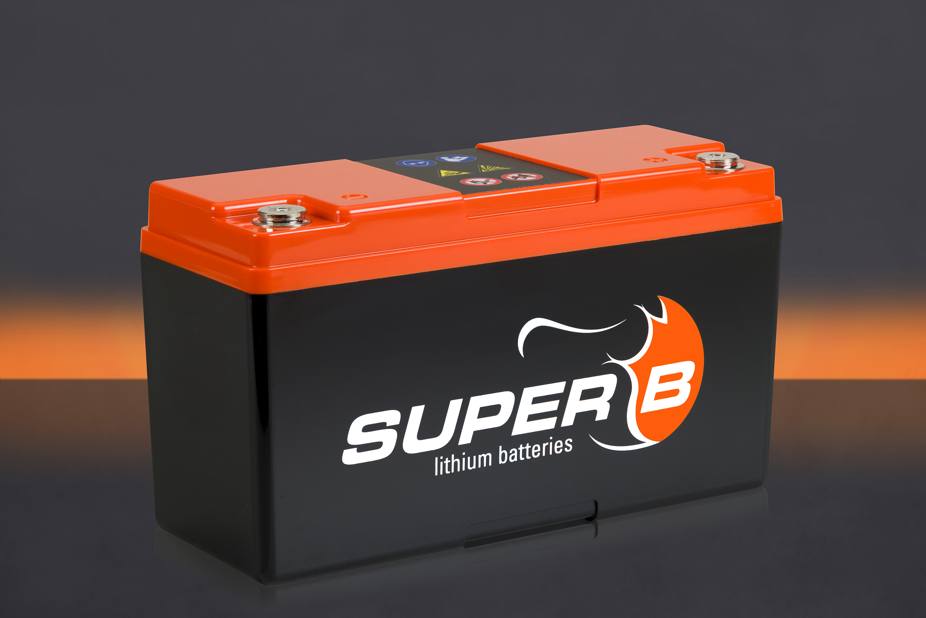 studio-opname van een super b lithium accu met oranje deksel