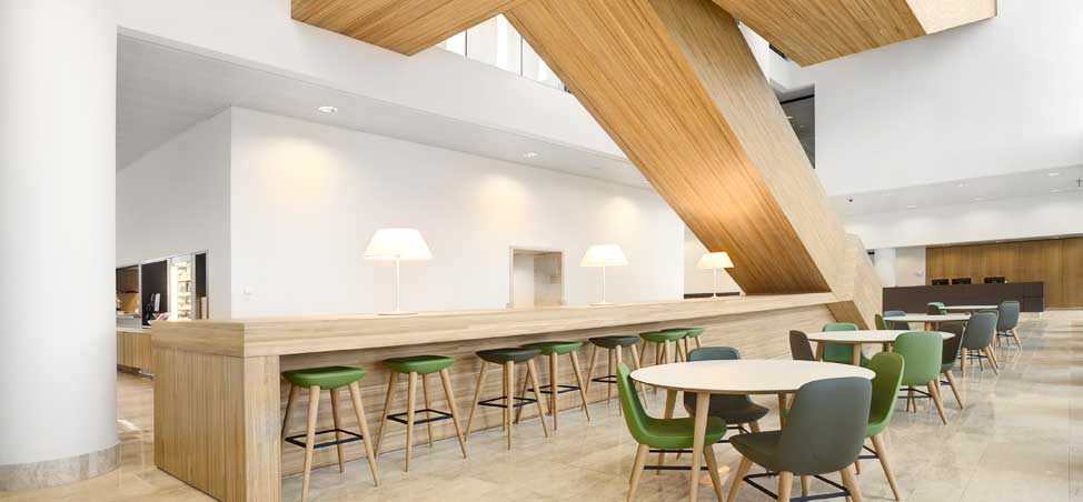 interieurfotografie van een moderne kantoorkantine met houten bar en design barkrukke